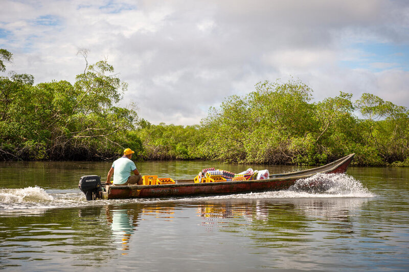 Hombre en un barco con provisiones