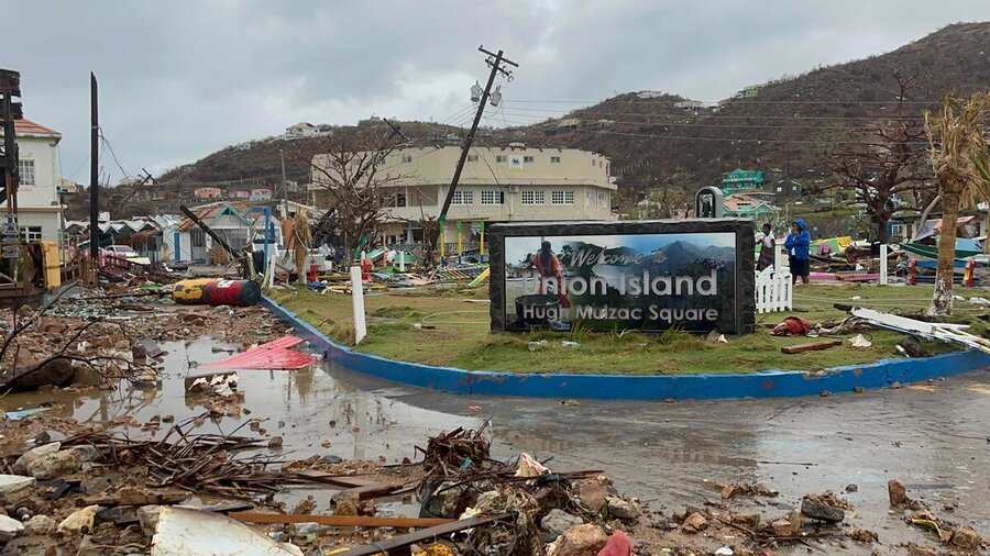 Imagen del monolito que le da la bienvenida los visitantes de la Isla Unión. El monolito está rodeado de escombros dejados por el huracán Beryl.